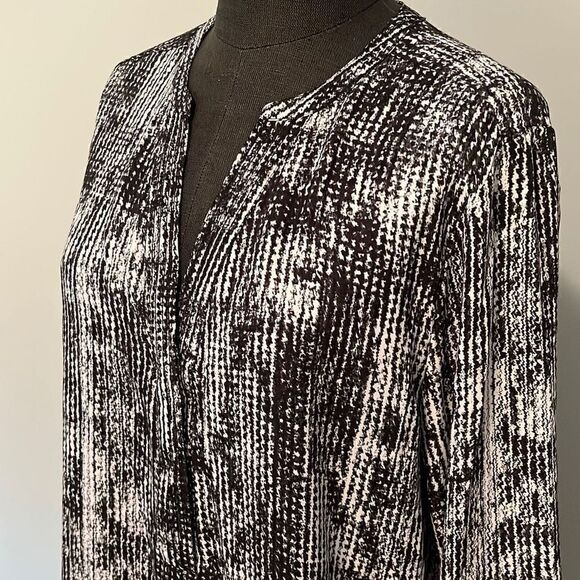 Violet + Claire Women's Black and White Half Button Front Long Sleeve Blouse - Picture 3 of 7
